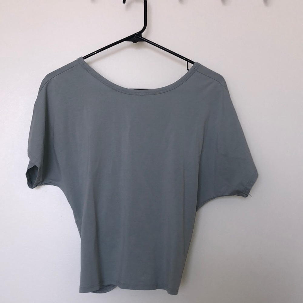 Backless tee shirt